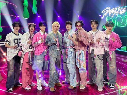 skz billboard colorido