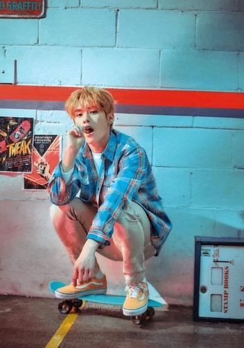 minho no skate e azul clarinho yeah