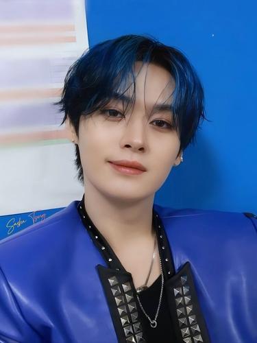 lee know blue hair em blue fundo