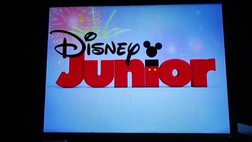 Disney junior logo nelevana pruducutunu