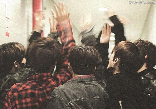 oito meninos felizes