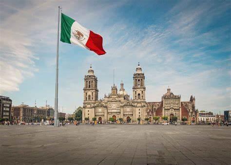 Plaza y bandera de Mexico