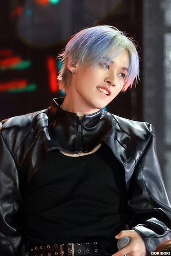 lee know de cabelo colorido AAAAAAAAAAA