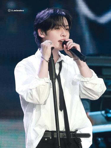 lee know whit tshirt