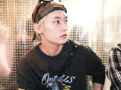 minho loiro bone pra tras lindo