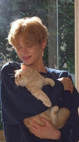 Yeonjun with Cat