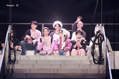 pink skz wheres bangchan