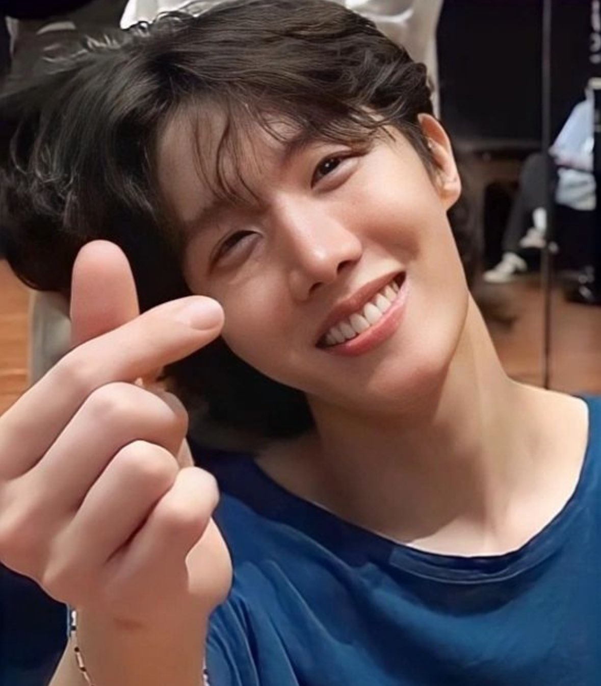 Quebra-Cabeça de BTS Jhope Finger Heart no Jigsaw 365