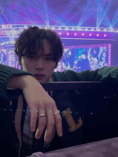 lee know na plateia encarando